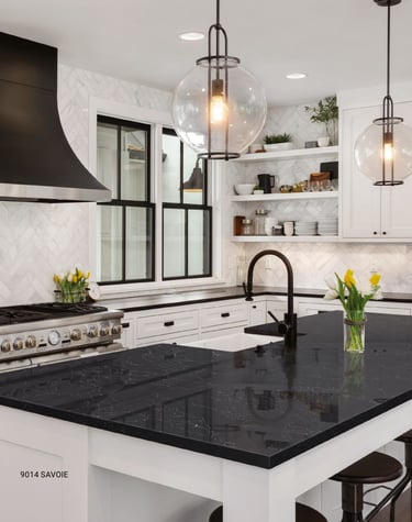 "virtuvės baldai su juodu blizgiu kvarco akmens stalviršiu"