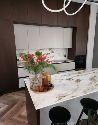 "švelniai rudų atspalvių kvarco akmens stalviršis"