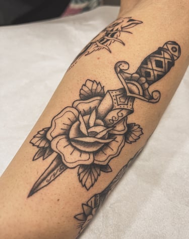 Tatuagem adaga Old School - Estúdio de Tatuagem Rio de Janeiro