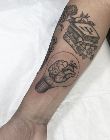 Tatuagem lâmpada - URSATO TATTOO STUDIO