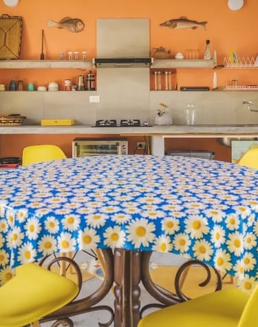 Cocina con mesa de 4 puestos en casa bela