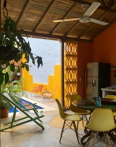 cocina equipada , refrigeradora, con luz natural