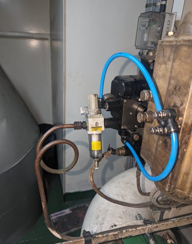 Air regulator with filter for capacity valve positioner on iner gas generator