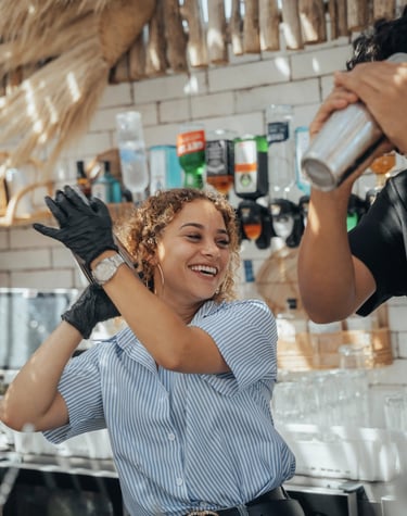Serveuse préparant un cocktail au bar de plage Playa Amor