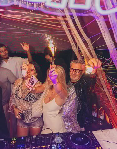 Soirée animée à Playa Amor avec musique et ambiance festive