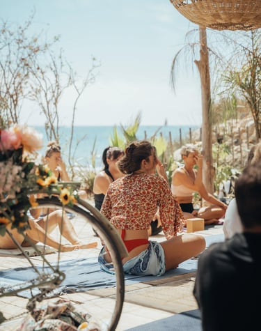 Séance de yoga en bord de mer sur la plage privée de Playa Amor à Leucate