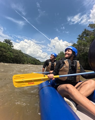 personas practicando rafting en san gil 