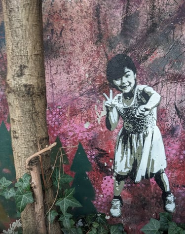 Street art stencil mural of girl in Hamburg / Street Art Schablonen Wandbild eines Mädchens in Hamburg