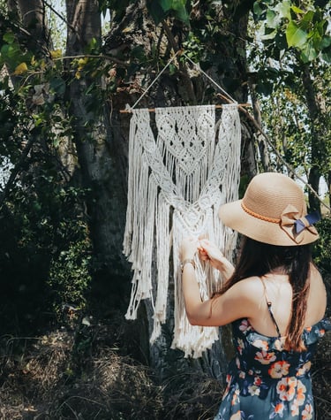 mujer-haciendo-macrame