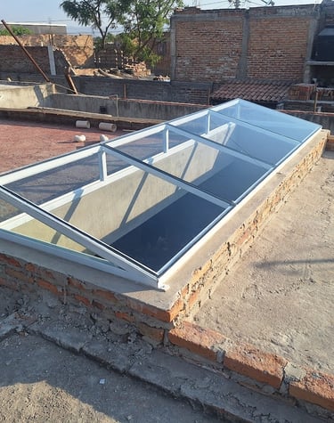 Instalación de domo de policarbonato con diseño inclinado.