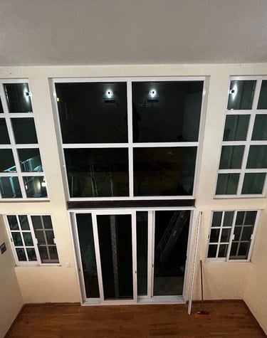 Fachada de vidrio y aluminio para residencias modernas