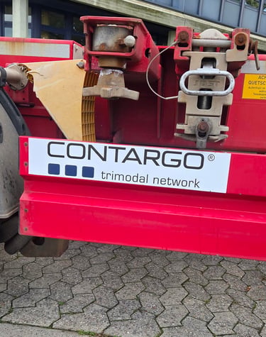 Containertransport im Hafen, LKW, Chassi für Überseecontainer, Firmenlogo CONTARGO Neuss