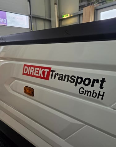 Seitenschweller, Seitenverkleidung vom DAF XG+ der Firma Direkt Transport GmbH, Firmenlogo