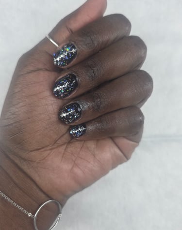 vue main cliente vernis gel noir pailleté