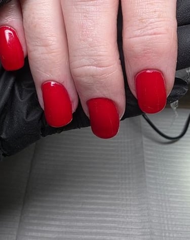 Gros plan main vernis gel rouge