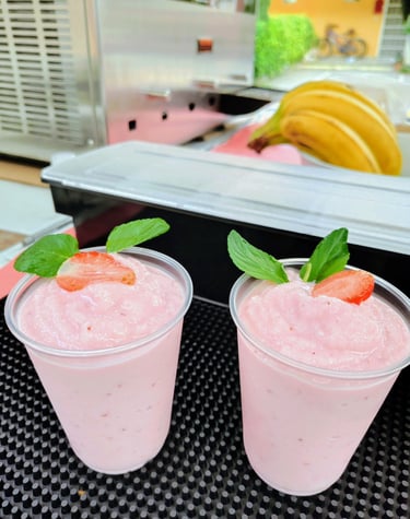 frappé, malteada o smoothie de fresa de leche, decorado con fresa y hierbabuena.