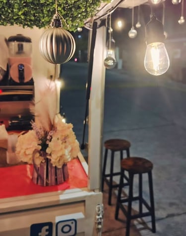 la barra móvil de Sibarita iluminada en un evento nocturno en época navideña