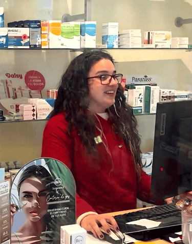 Marta Rosselló García atendiendo a los clientes en la farmacia gomila