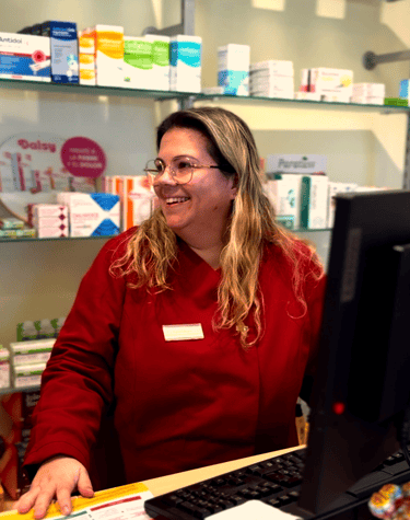 Carol Cabrera Cardeñosa atendiendo a los clientes en la farmacia gomila