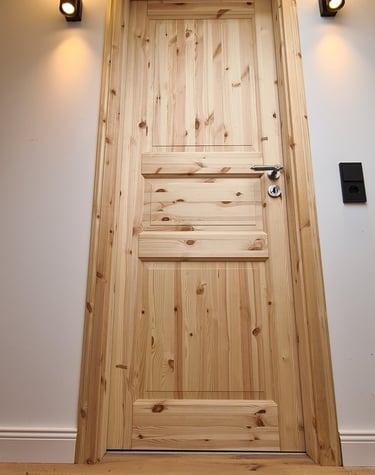 Instalación de puerta de madera maciza en vivienda reformada en Mallorca por ZEGA
