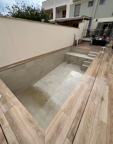 Construcción y mantenimiento de piscina en Mallorca con diseño personalizado y materiales resistentes