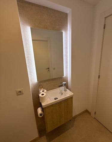 Renovación completa de aseo moderno en Mallorca con acabados profesionales y limpieza post obra. Instalación de inodoro efici
