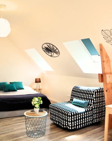 Bright attic bedroom, serviced accommodation in Saint-Omer