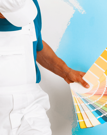 Pintor con una carta de paleta de colores.