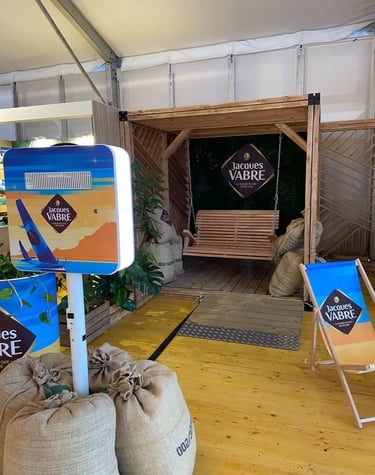 Photobooth Transat Jacques Vabres avec photocall mur végétalisé et banc en bois suspendus
