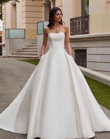 belle mariée portant une robe de princesse ave des poche