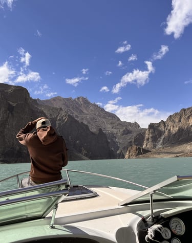 Attabad Lake in Hunza Valley, Pakistan – a stunning turquoise lake surrounded by mountains