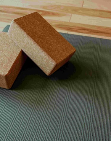 Yogamatte und Korkblöcke