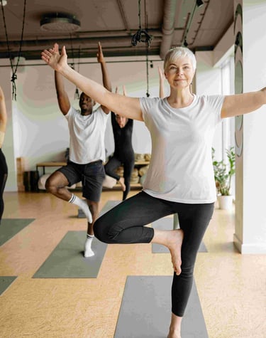 2 Menschen in Yogapose in einem Raum
