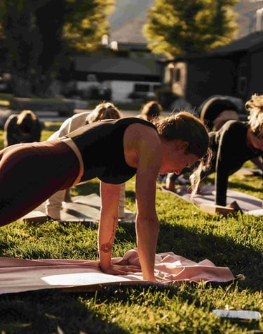 Yoga auf einer Wiese