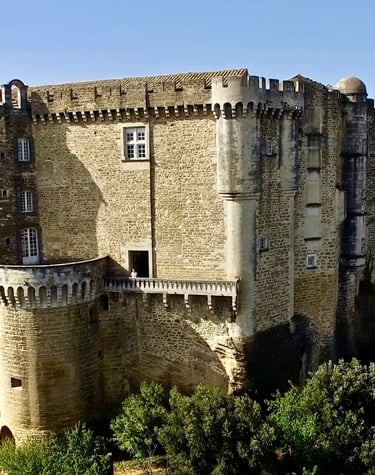 Le fabuleux château provençal de Suze-la- Rousse est situé près du mas de l'Enclos du Soleil le Vent