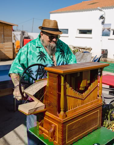 Luc gérant du bar à 8