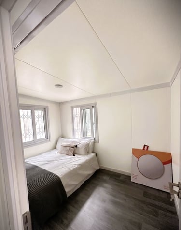 Chambre aménagé dans container habitable.