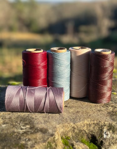 bobines de fils Linhasita pour micromacramé, différents coloris, lumière soleil, artisanat
