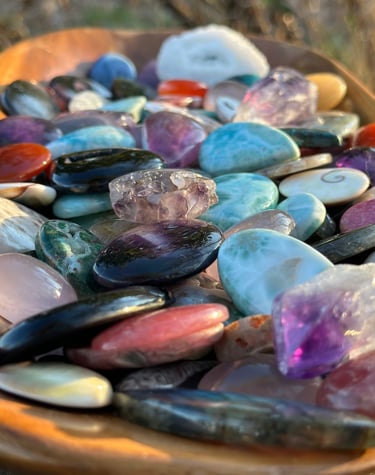 coupelle de différentes pierres naturelles, avec larimar, améthyste, malachite, quartz rose, cornaline, oeil de sainte Lucie