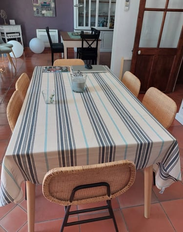 Table à manger, chaises en osier dans un intérieur moderne.