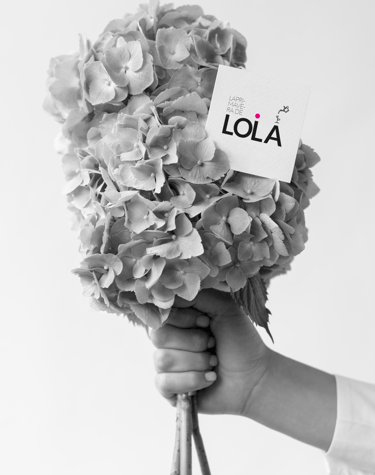 Ramo de hortensias con logotipo La Primavera de Lola, diseño de logotipo en Las Palmas