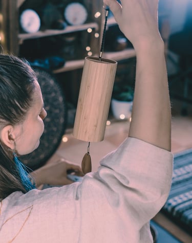 Femme en séance de relaxation sonore - Nathalie Collet Voix Son Vibration