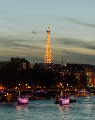 La Tour Eiffel illuminée et ses reflets sur la Seine de nuit, Paris - Tanguy Belin
