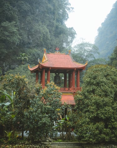 Temple de Bich Dong traversant la montagne et la jungle de Ninh Binh, Vietnam - Tanguy Belin