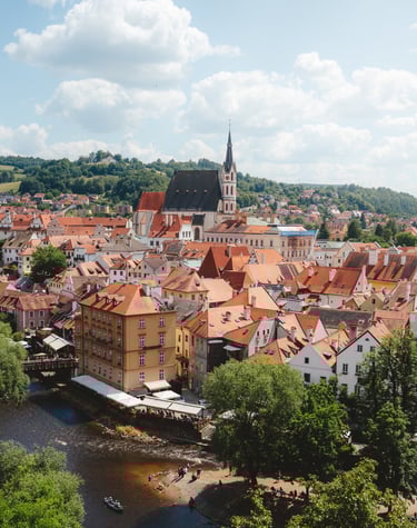 Panorama sur le centre ville de Český Krumlov et ses toits rouges, République Tchèque - Tanguy Belin
