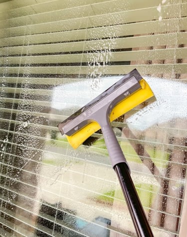 Glazenwasser Meppel - raam wordt gewassen