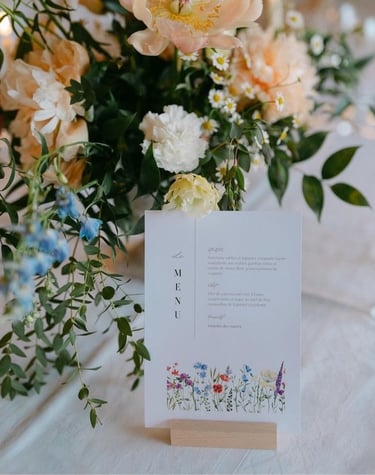 composition florale mariage estival et menu