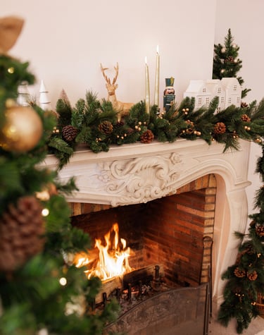 feu de cheminée et décoration de noel en sapin
