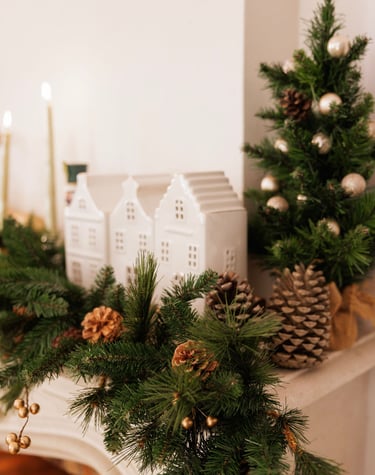 décoration de noel petites maisons blanches et sapin