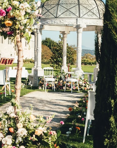 allée fleurie menant à un autel de mariage en extérieur